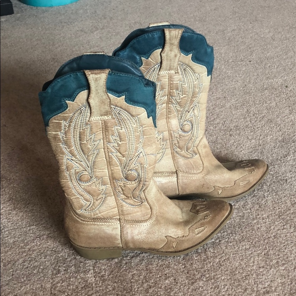 Blue and tan cowgirl boots!